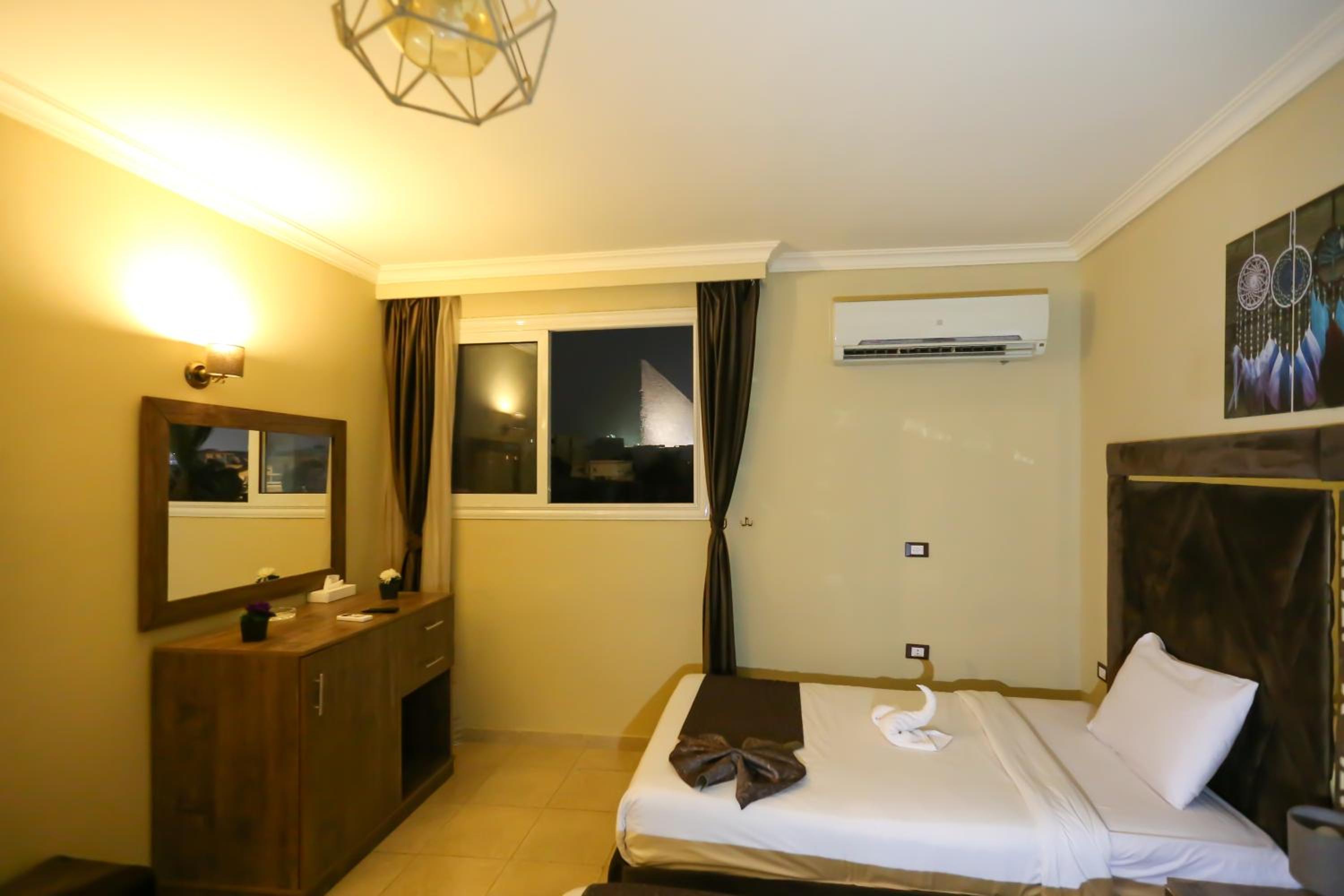 King Cheops Inn - Pyramid View