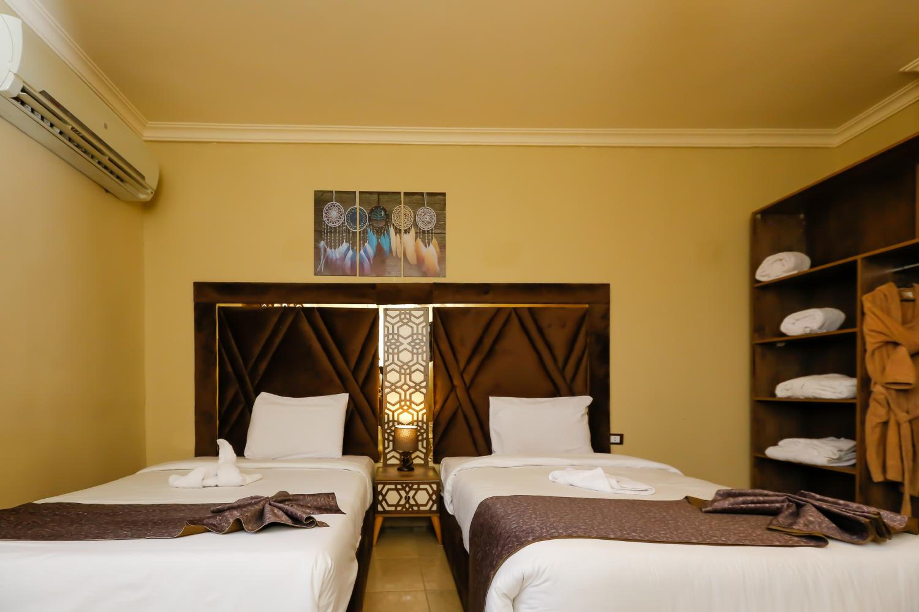 King Cheops Inn - Pyramid View