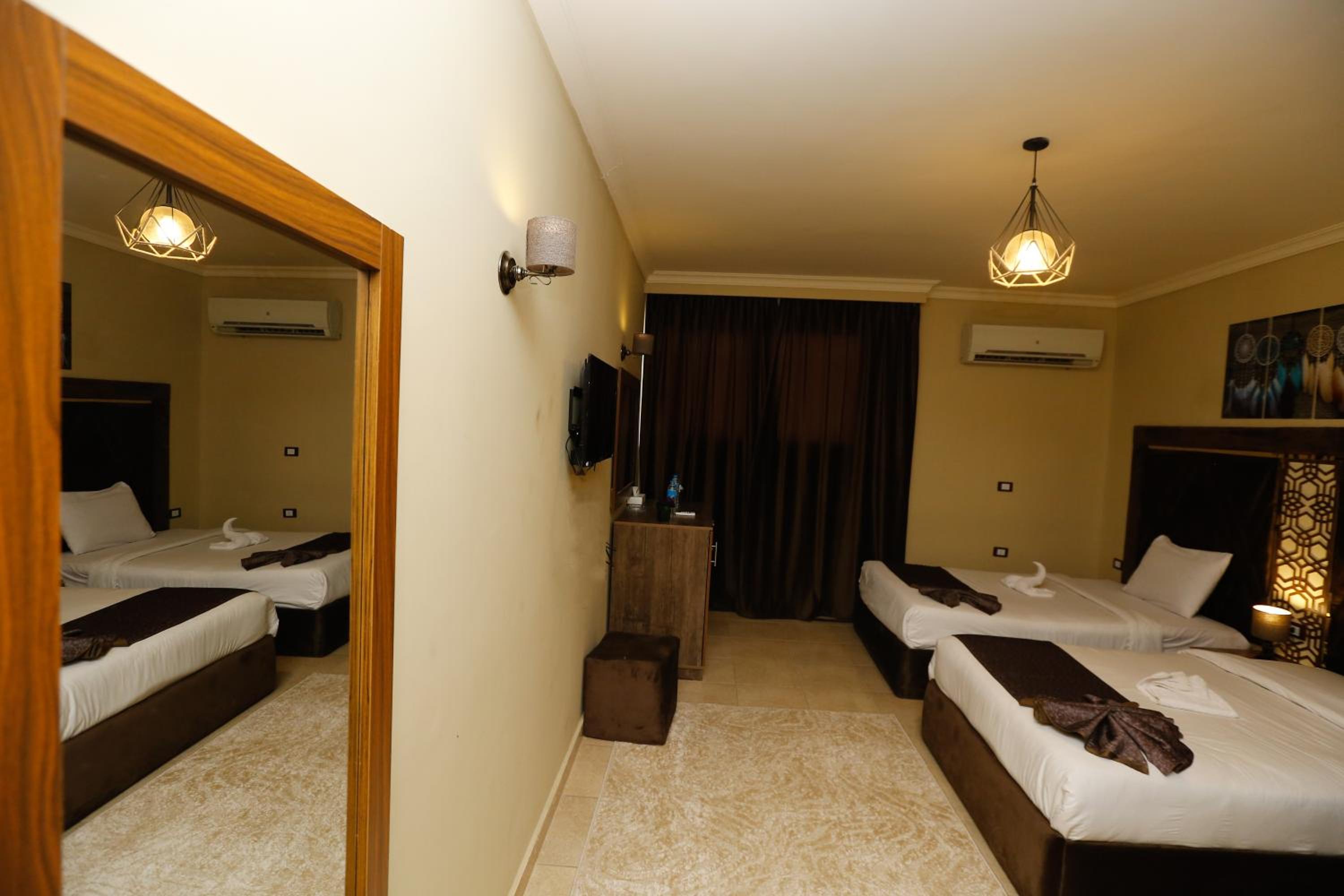 King Cheops Inn - Pyramid View