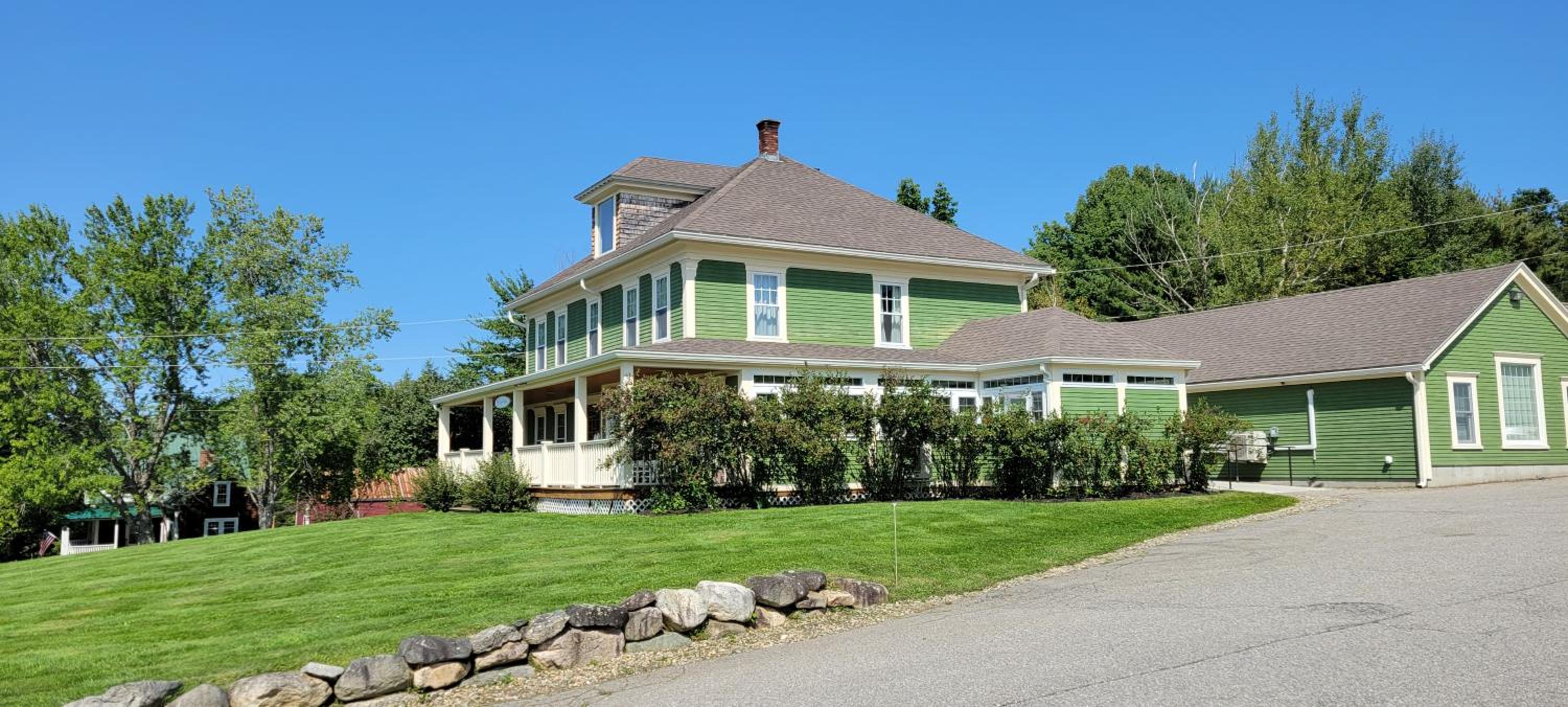 68CP Luxury farmhouse at the award-winning Bellevue Barn, 2 min to Santa's Village, AC, fireplace view 2