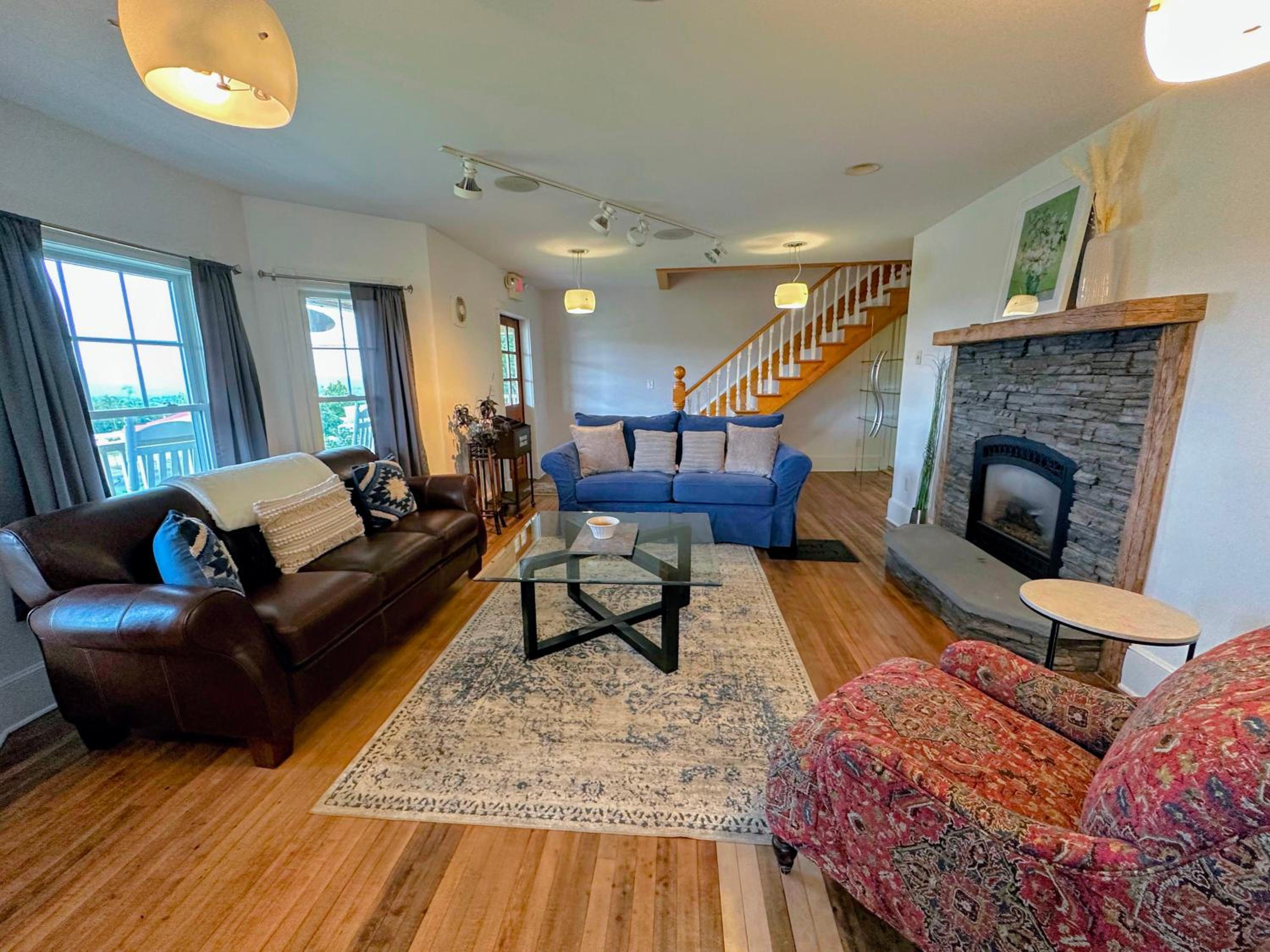68CP Luxury farmhouse at the award-winning Bellevue Barn, 2 min to Santa's Village, AC, fireplace view 3
