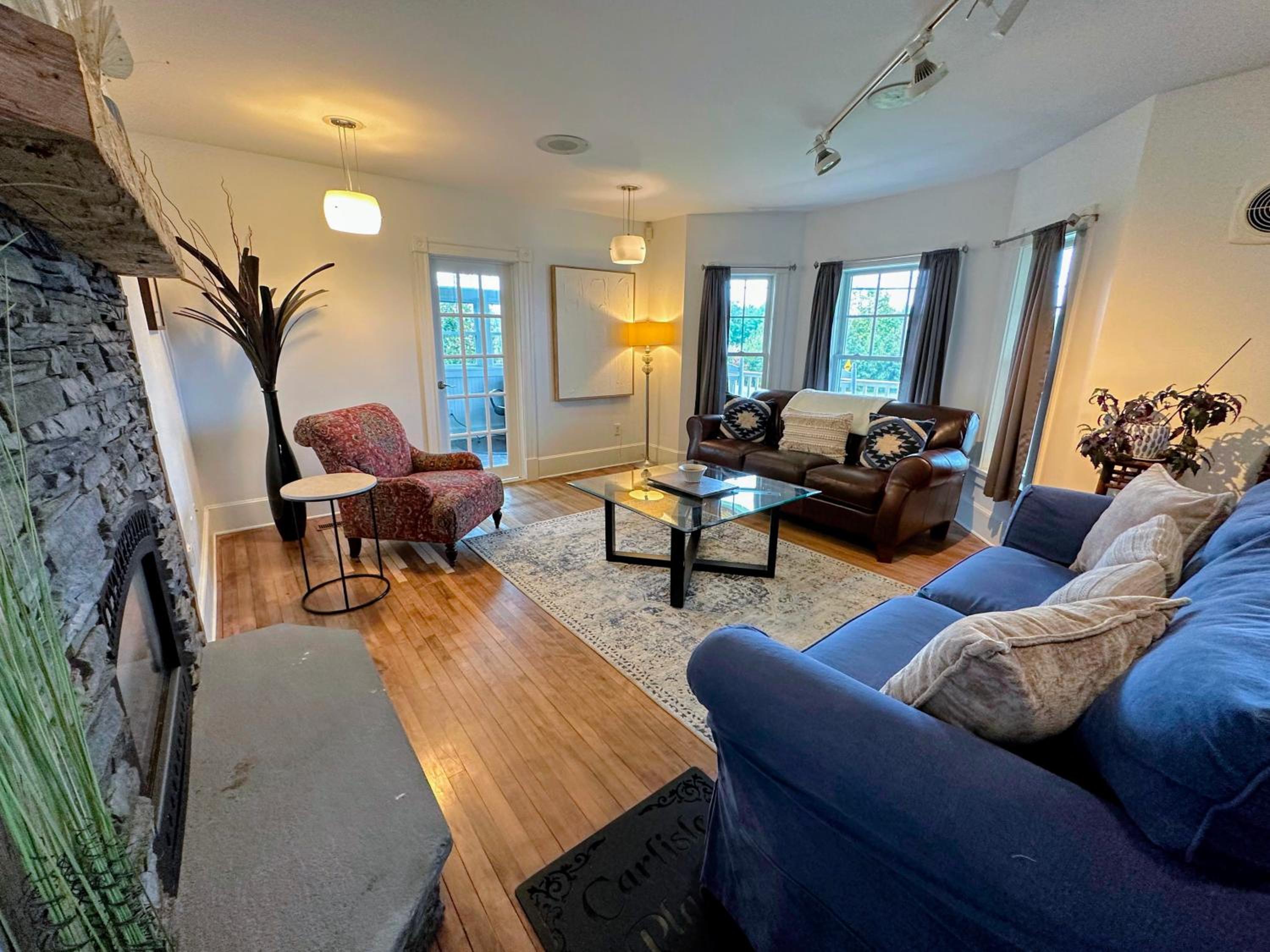 68CP Luxury farmhouse at the award-winning Bellevue Barn, 2 min to Santa's Village, AC, fireplace view 4