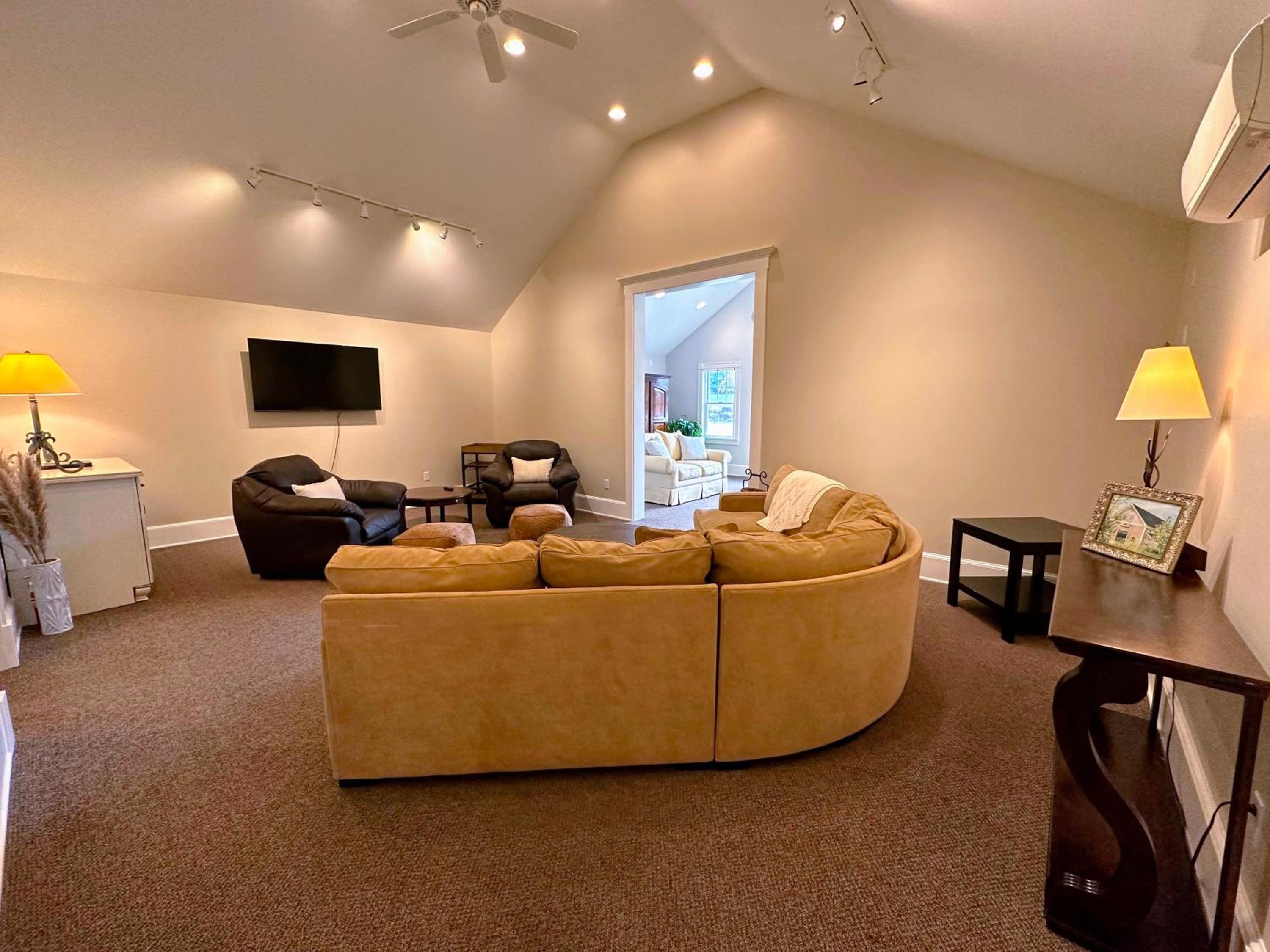 68CP Luxury farmhouse at the award-winning Bellevue Barn, 2 min to Santa's Village, AC, fireplace view 5