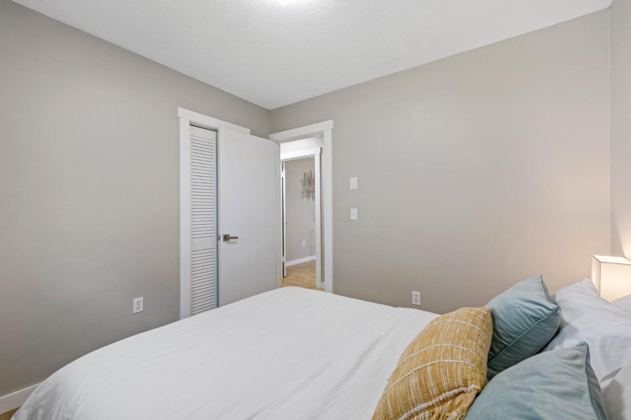 Hot Tub -King Bed -3 Miles to Downtown -Simply view 4