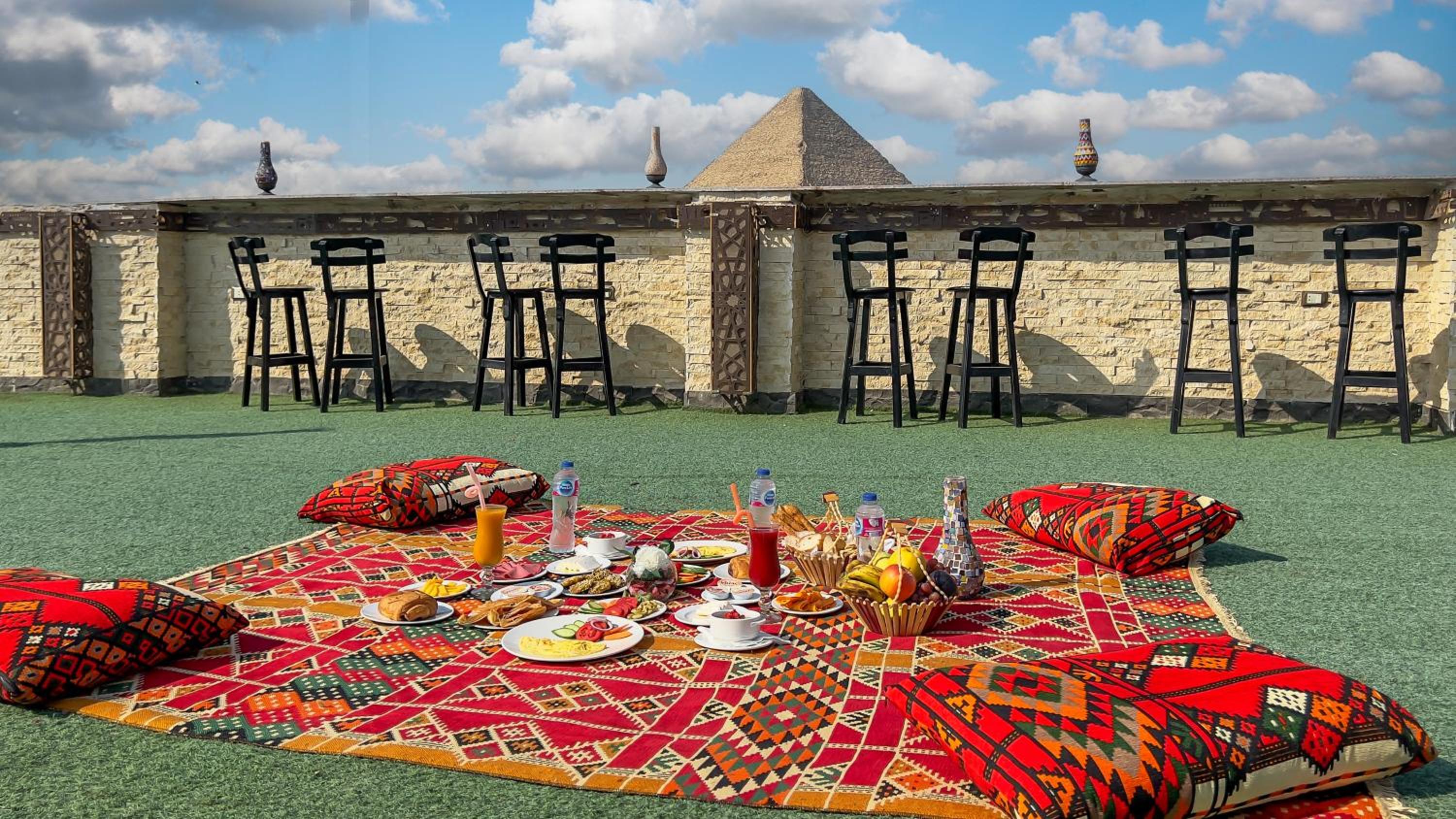 King Cheops Inn - Pyramid View