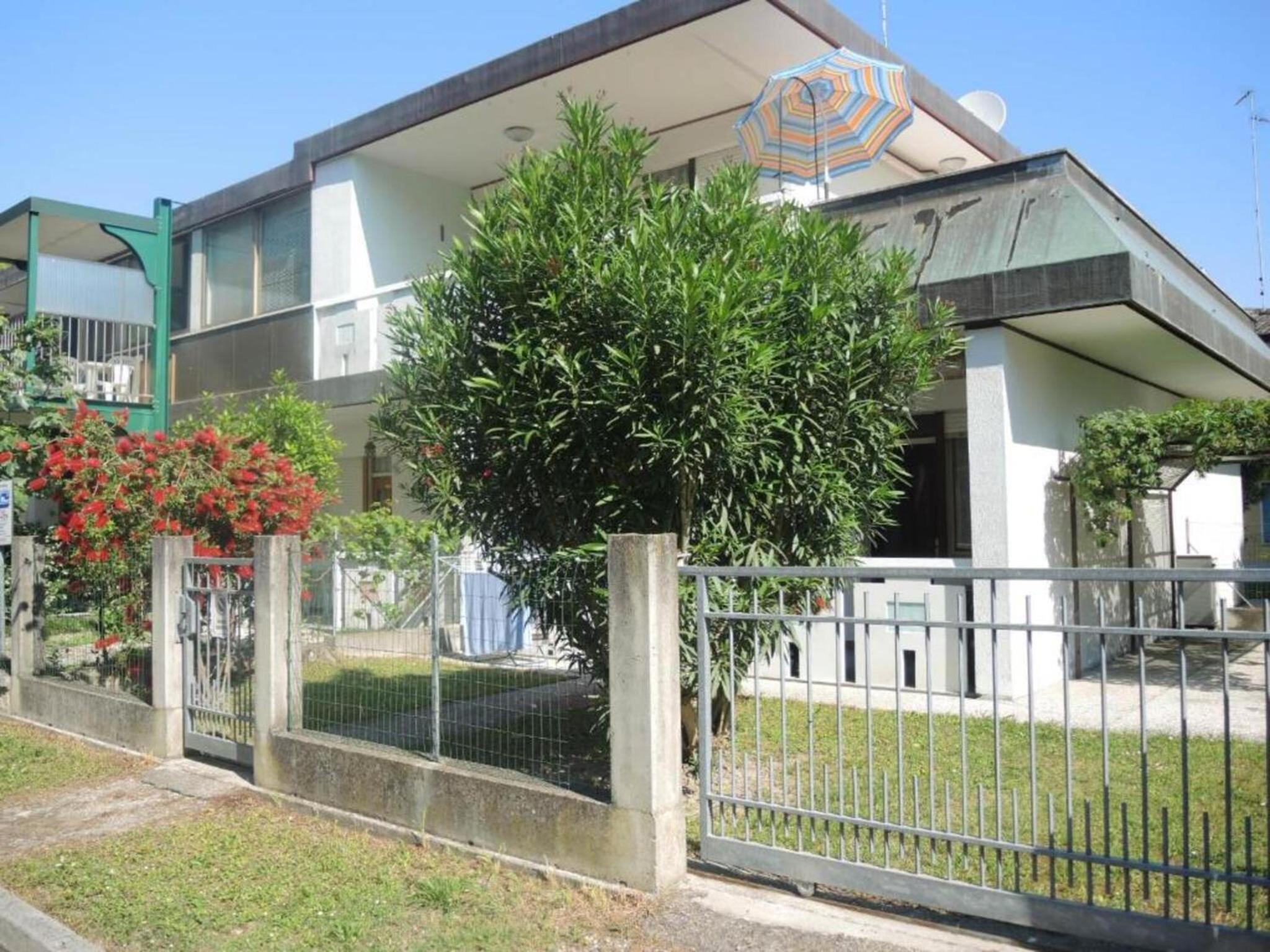 Bright apartment with garden photo 2
