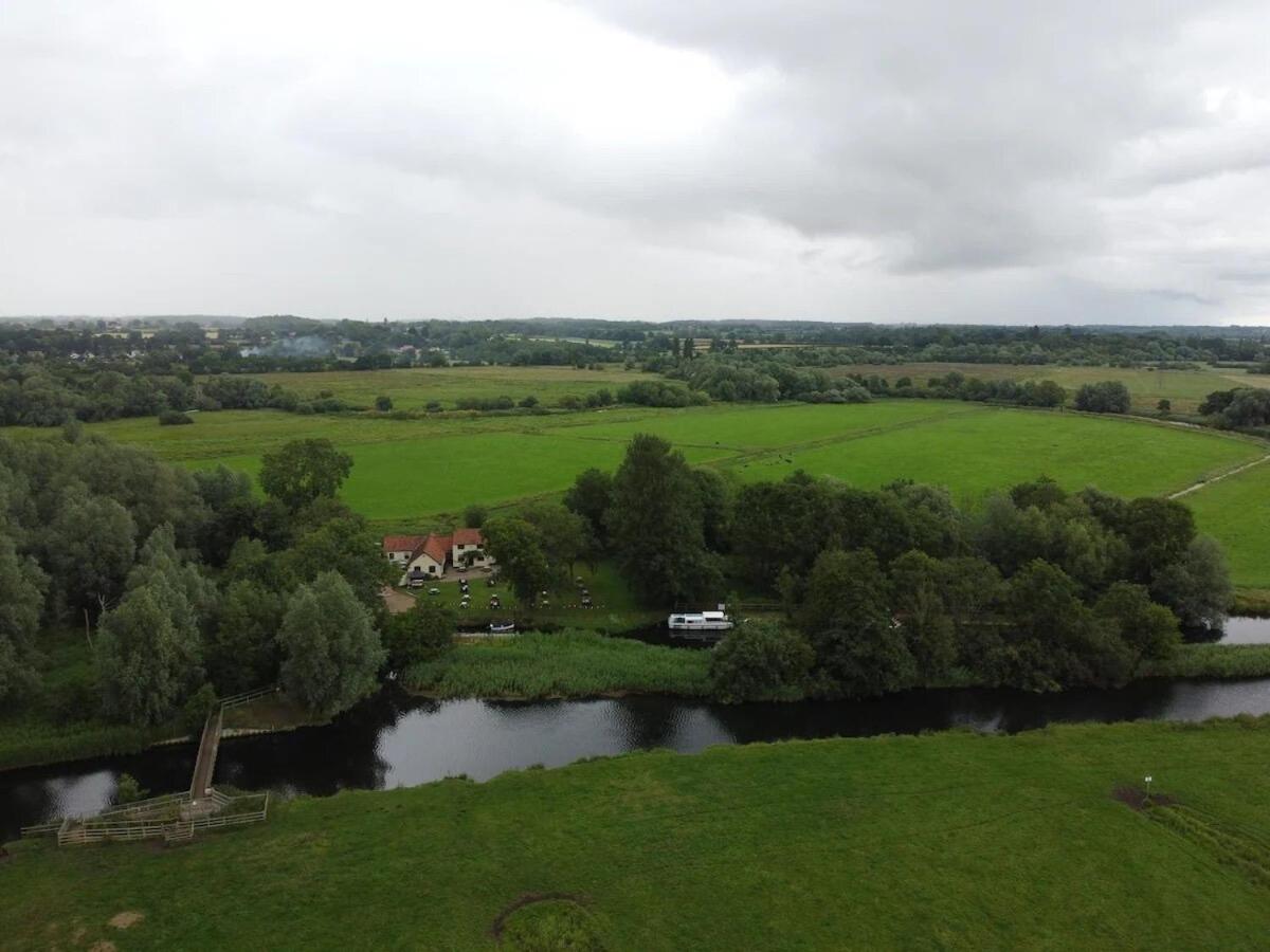 Locks Lane Cottage view 4