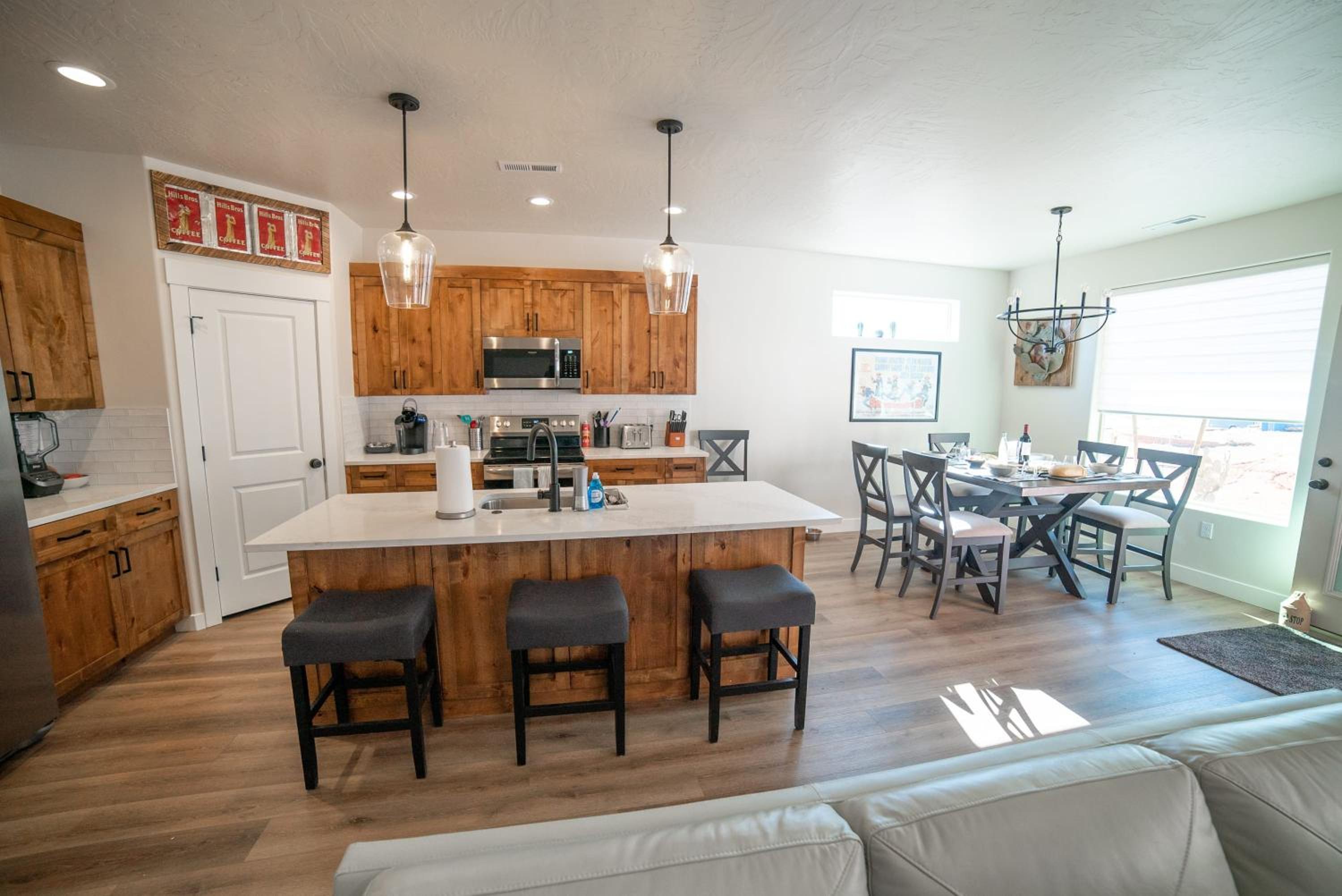 Hollywood Hangout - New West Properties