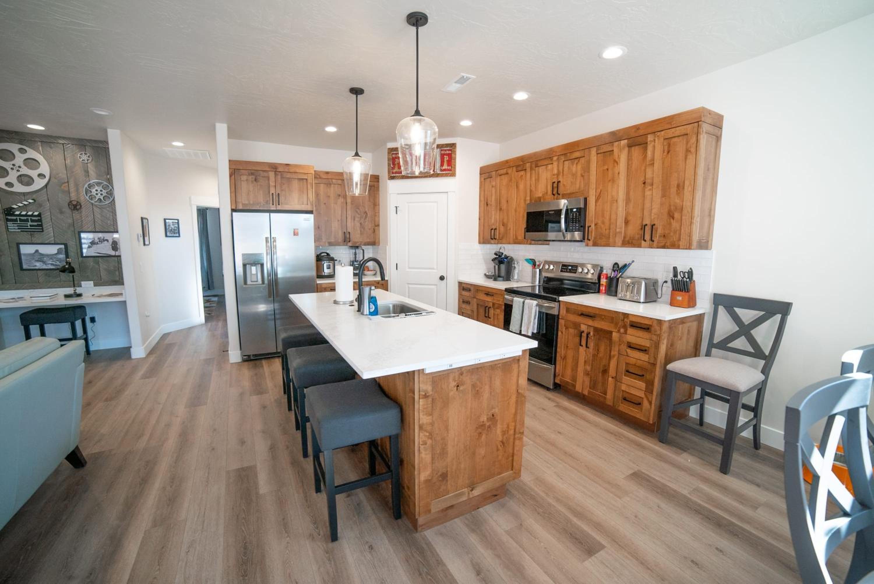 Hollywood Hangout - New West Properties