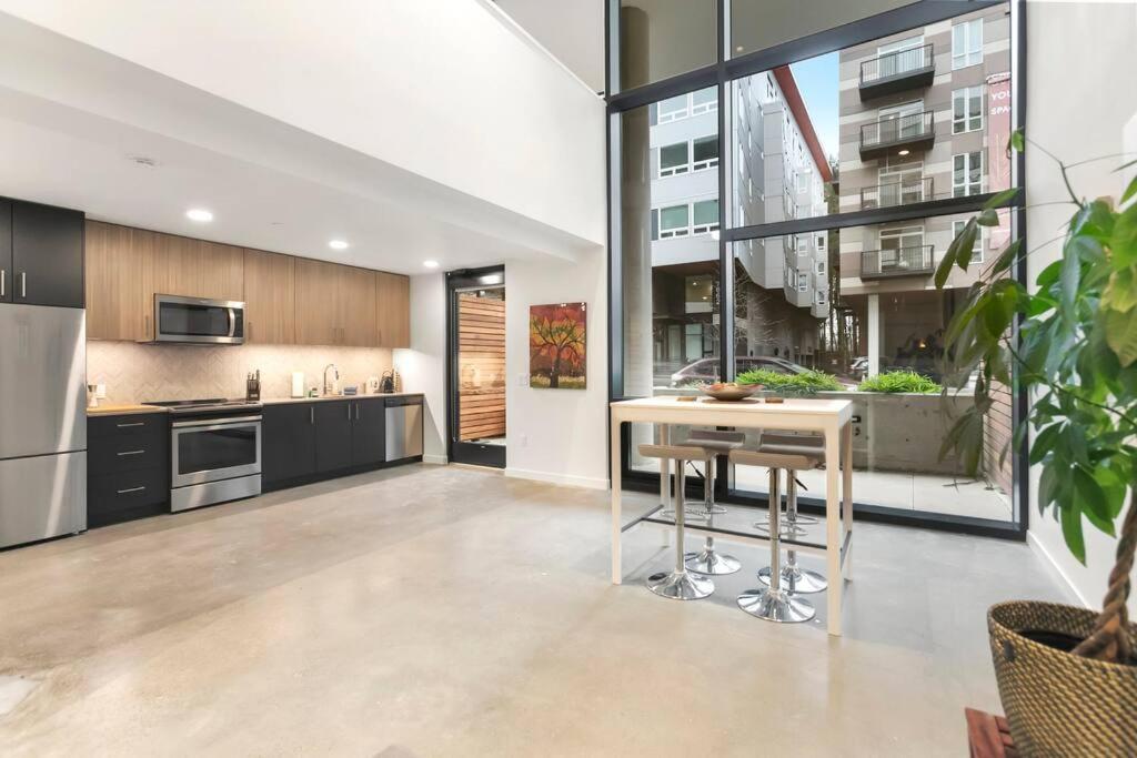 Urban Loft, Redmond Core - 92 Walkscore! view 4
