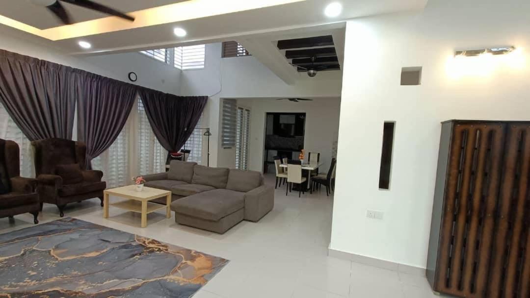 Mysha KLIA F1 Homestay with pool,WiFi , Netflix