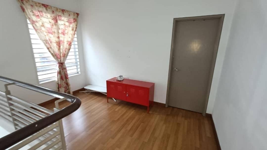 Mysha KLIA F1 Homestay with pool,WiFi , Netflix