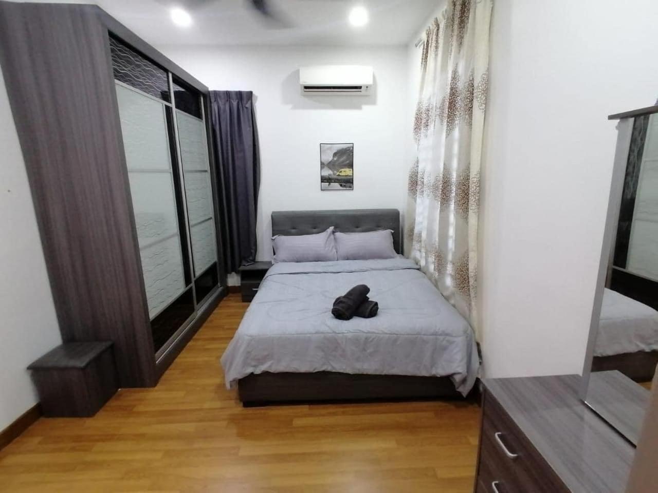 Mysha KLIA F1 Homestay with pool,WiFi , Netflix