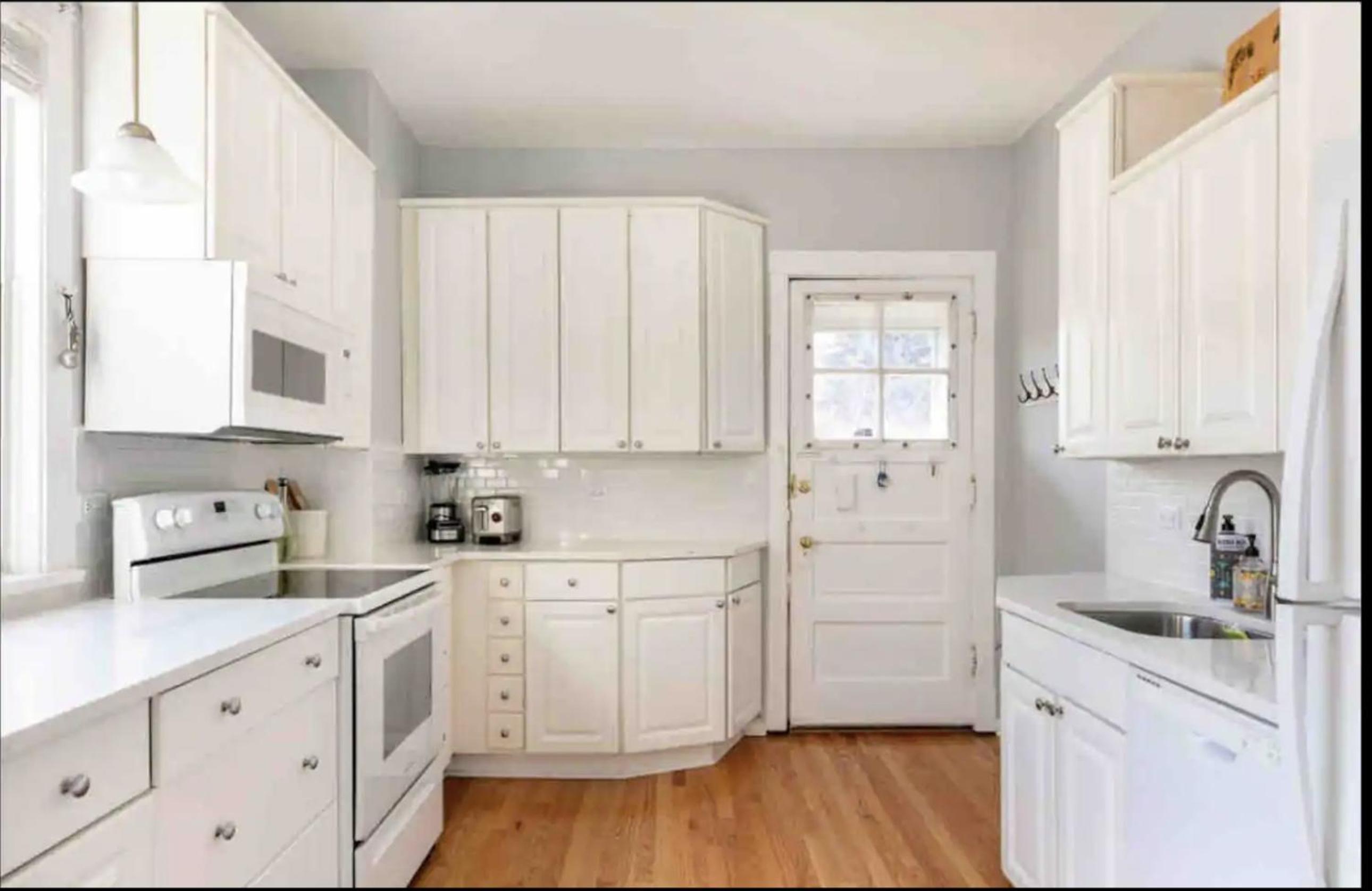 Lovely Family Friendly Home- Free Parking view 4