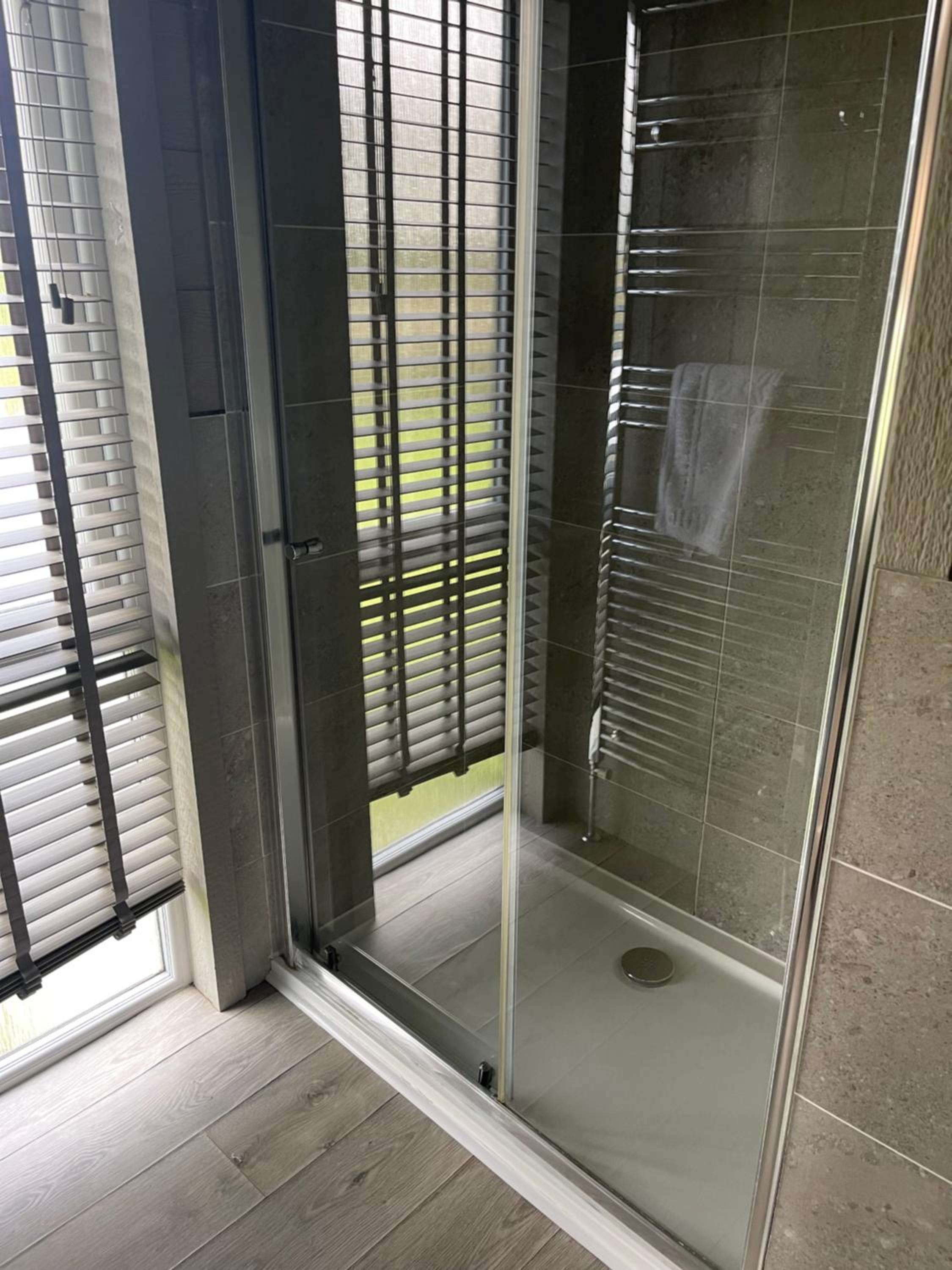 Glasshouse hot tub lodge