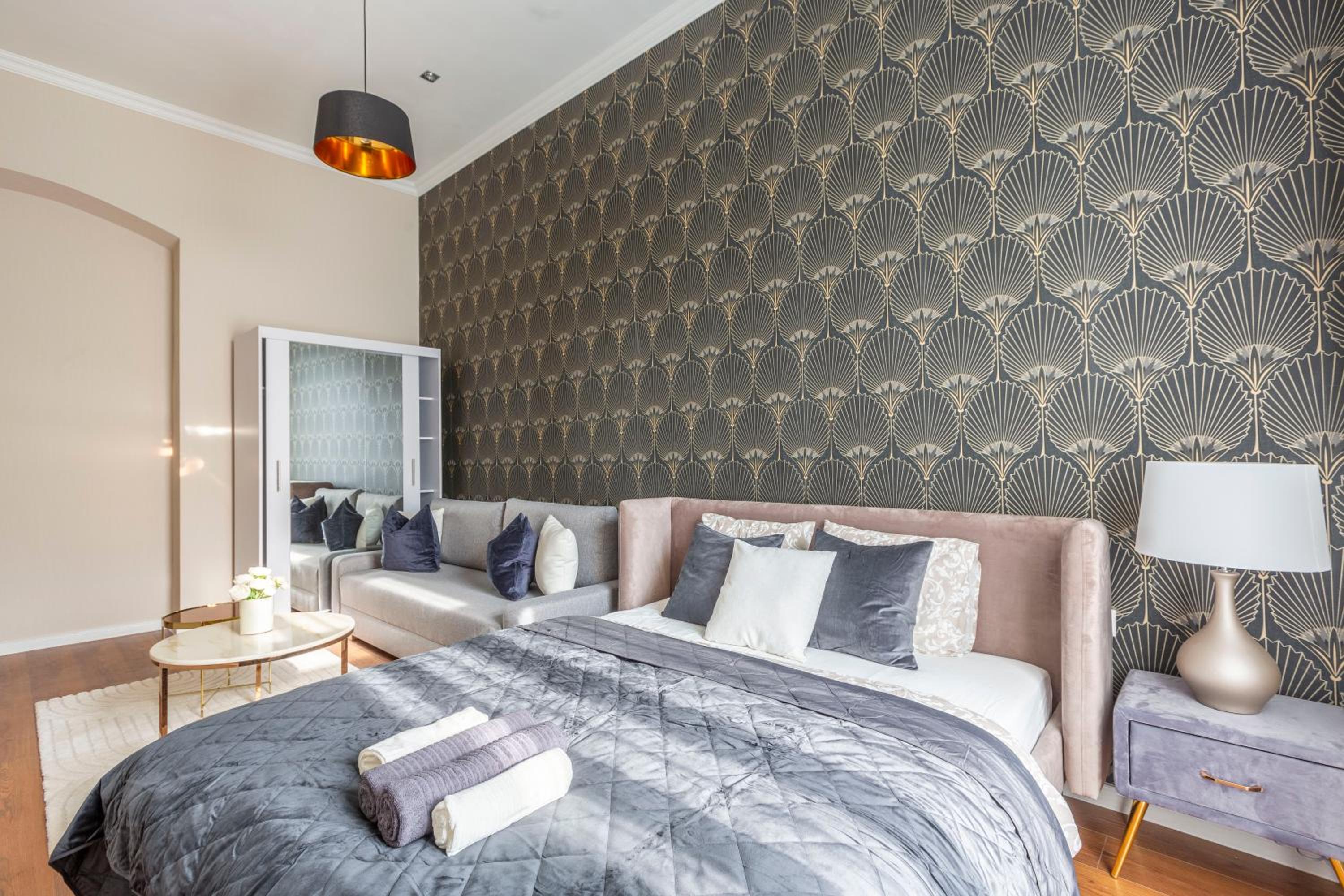 Glorious Central Apartment next to the New York Café