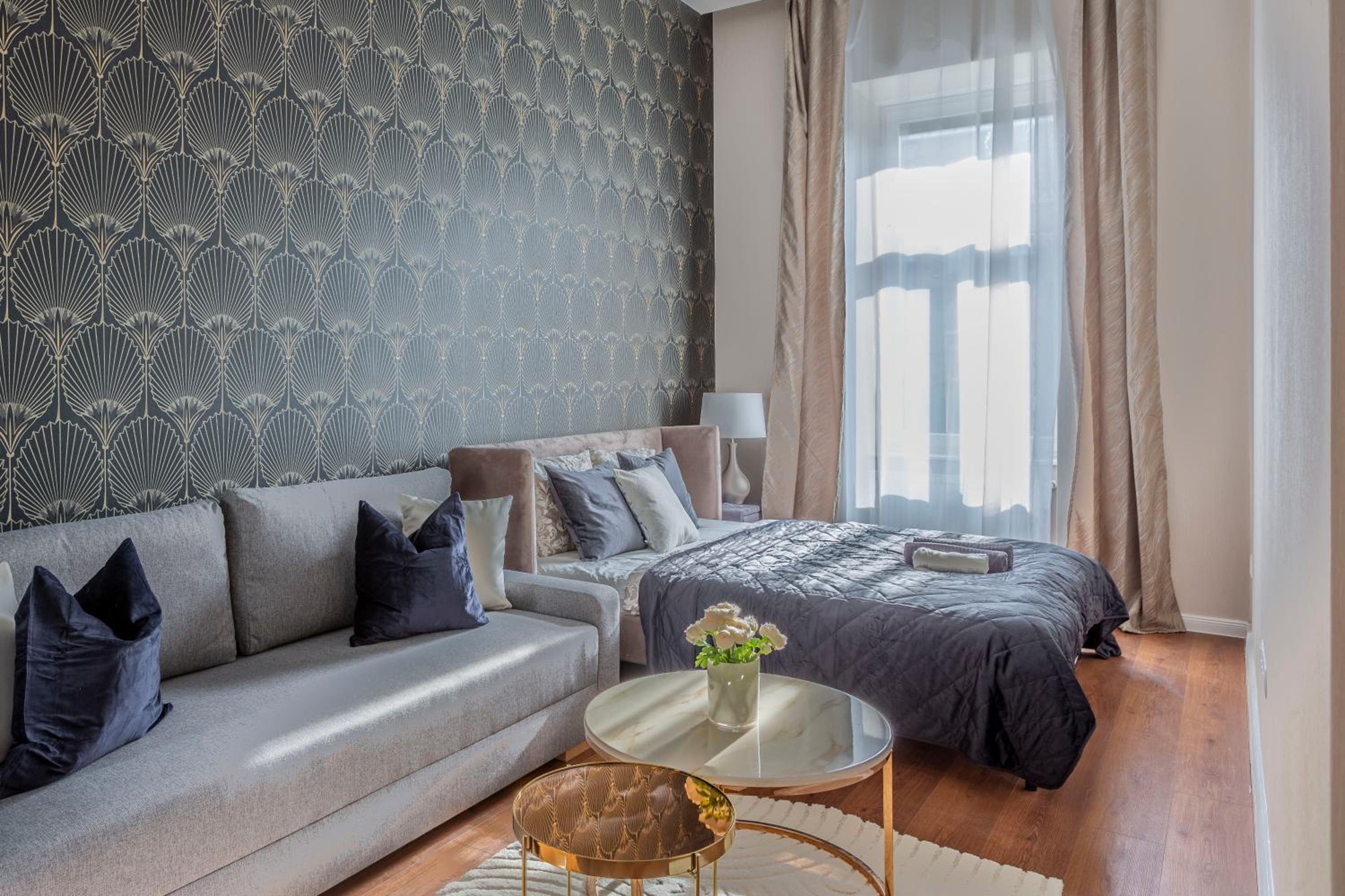 Glorious Central Apartment next to the New York Café