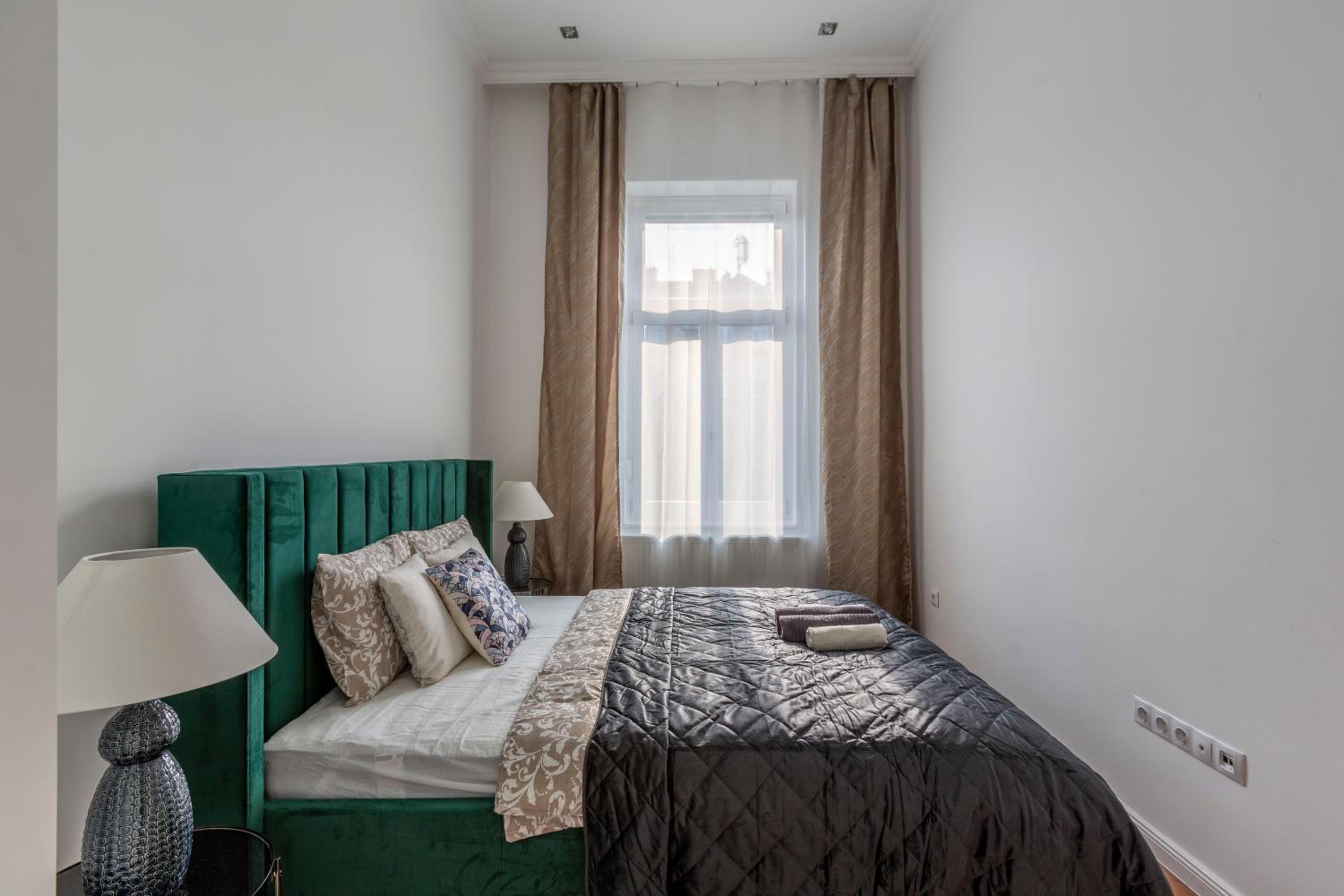 Glorious Central Apartment next to the New York Café