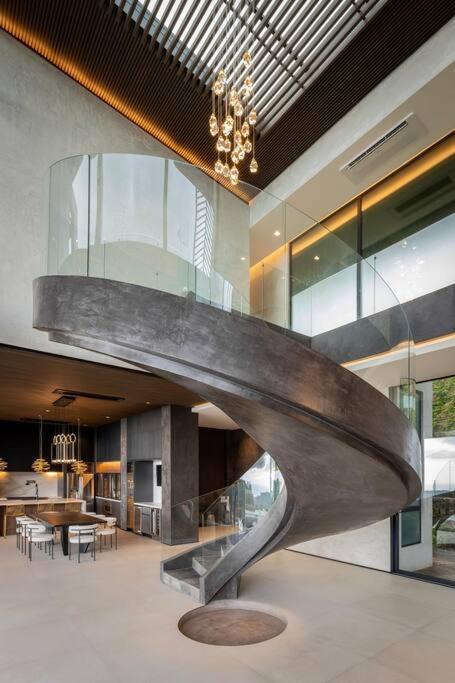 Casa Gaia - New Luxury Oceanview Mansion