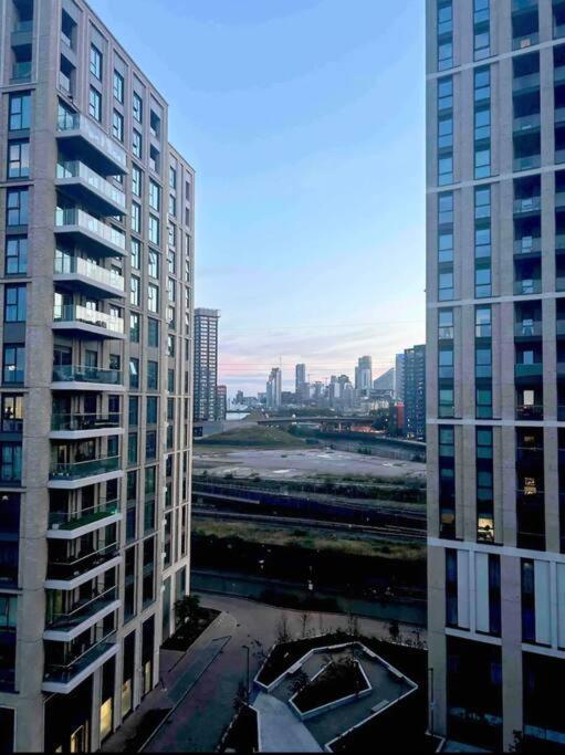 2 bed apartment close to station with parking