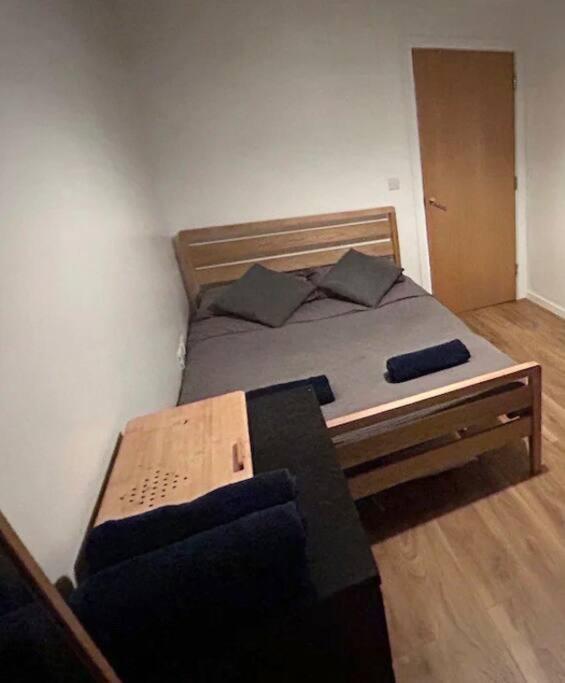 2 bed apartment close to station with parking