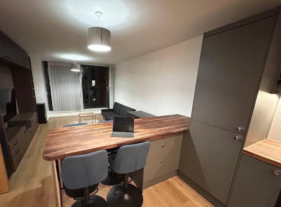 2 bed apartment close to station with parking