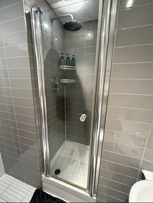 2 bed apartment close to station with parking