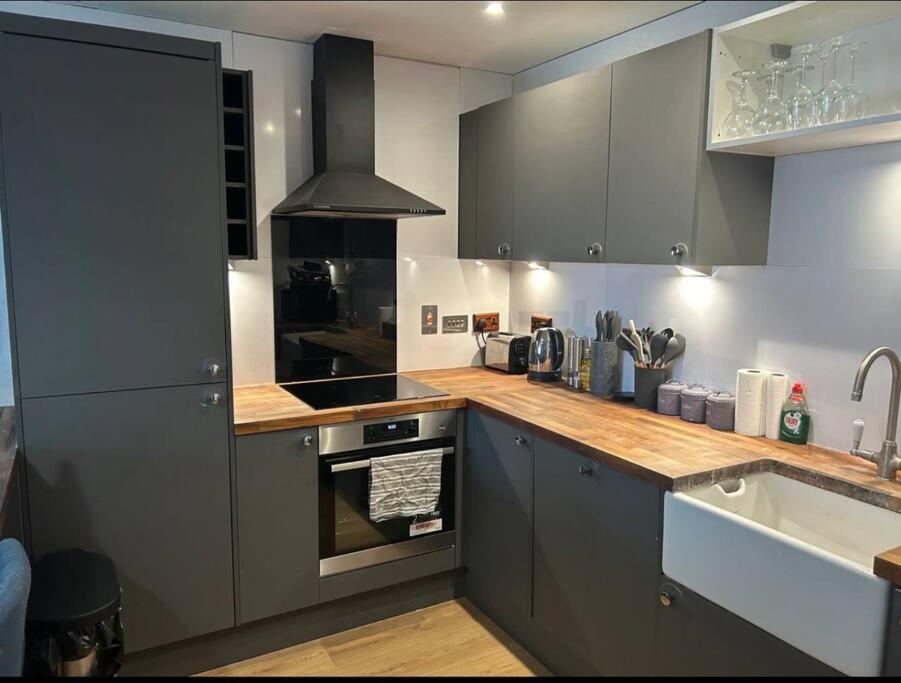 2 bed apartment close to station with parking