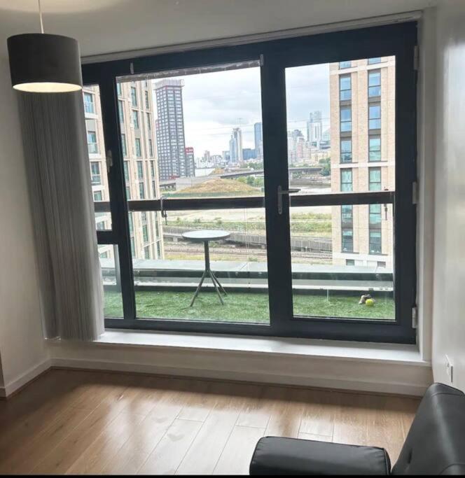2 bed apartment close to station with parking