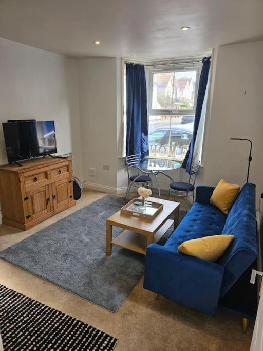 StayZen Apartments - Free Parking & Private Garden Ground Floor Central Woking - Business & Leisure