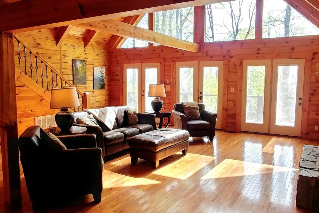 Sophie's Choice Secluded Luxury Log Cabin, Hot Tub, Pool Table, Fire Pit, Close to Town view 2