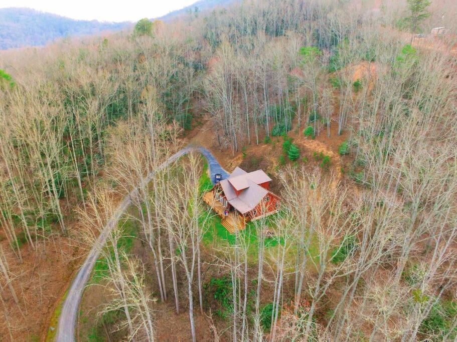 Sophie's Choice Secluded Luxury Log Cabin, Hot Tub, Pool Table, Fire Pit, Close to Town view 3