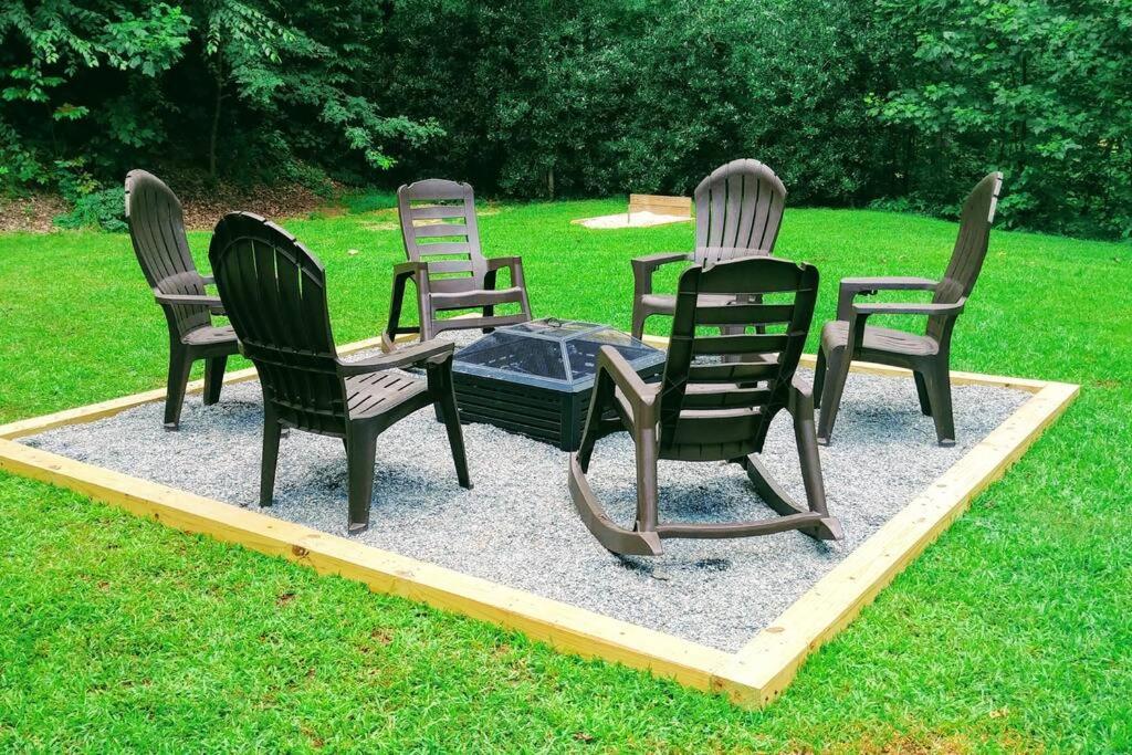 Sophie's Choice Secluded Luxury Log Cabin, Hot Tub, Pool Table, Fire Pit, Close to Town view 5