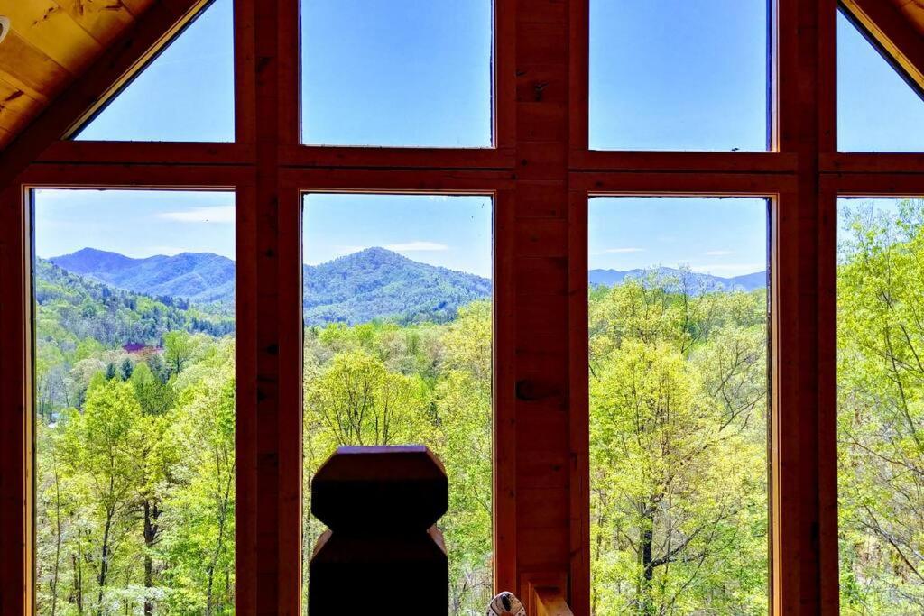 Peace of Heaven, Modern Chic Cabin, Majestic Mountain Views, Hot Tub, Fire Pit, Outdoor Games, Close to Town view 2