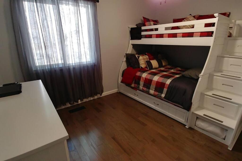 Peace of Heaven, Modern Chic Cabin, Majestic Mountain Views, Hot Tub, Fire Pit, Outdoor Games, Close to Town view 3