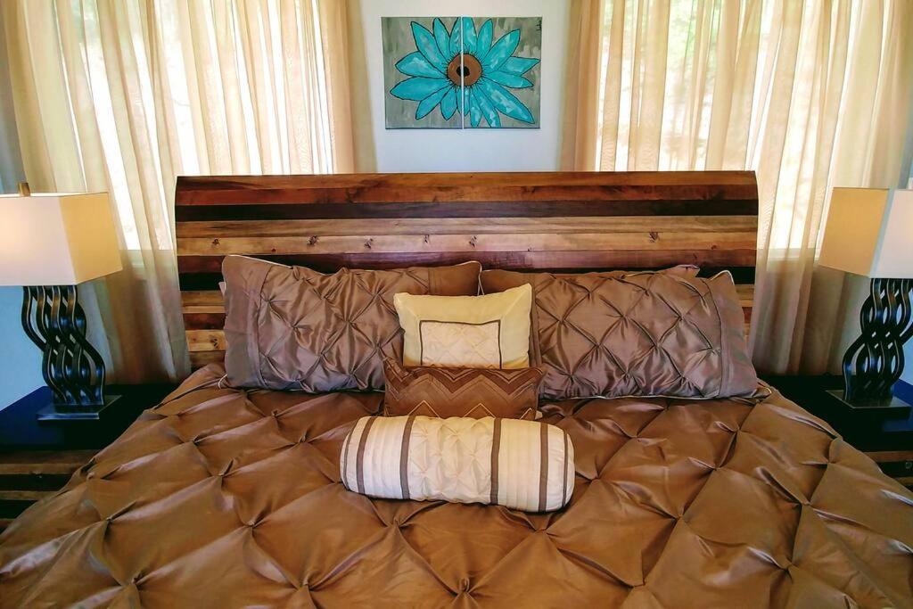 Peace of Heaven, Modern Chic Cabin, Majestic Mountain Views, Hot Tub, Fire Pit, Outdoor Games, Close to Town view 4