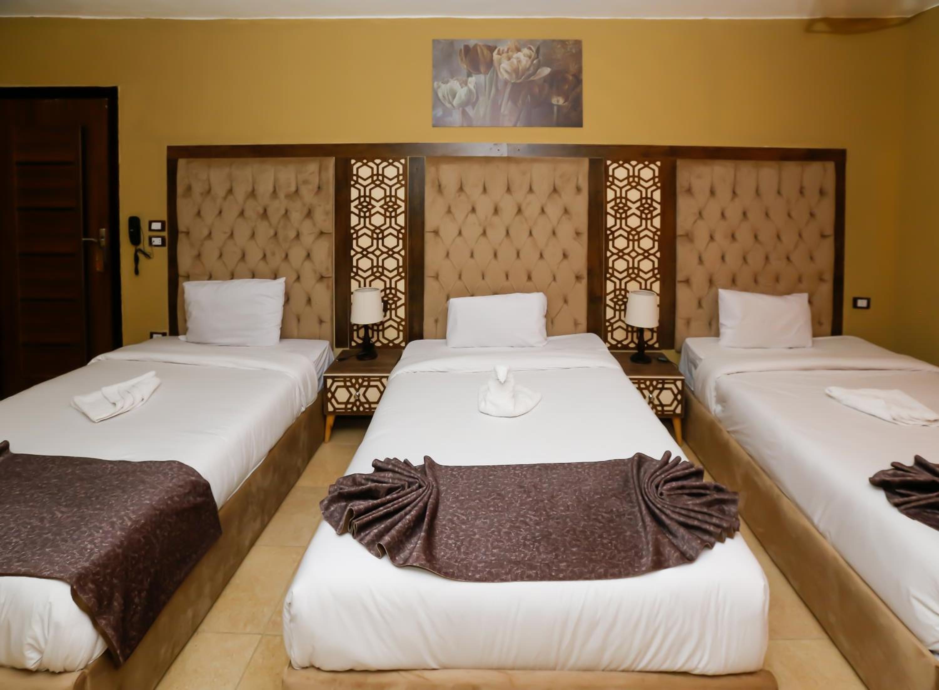King Cheops Inn - Pyramid View