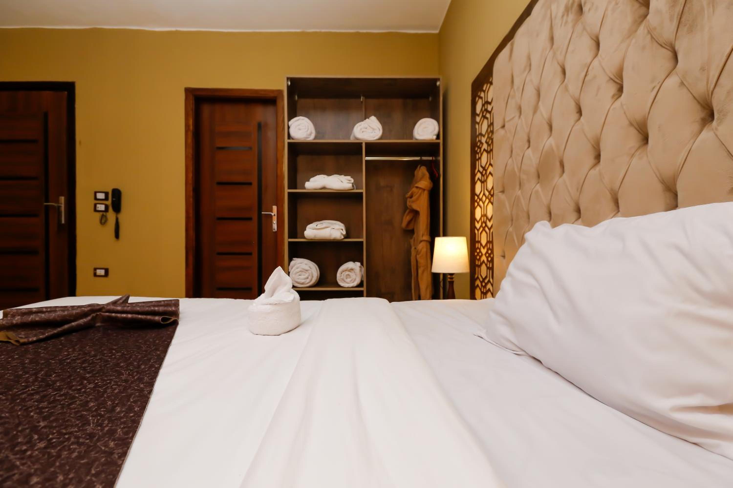 King Cheops Inn - Pyramid View