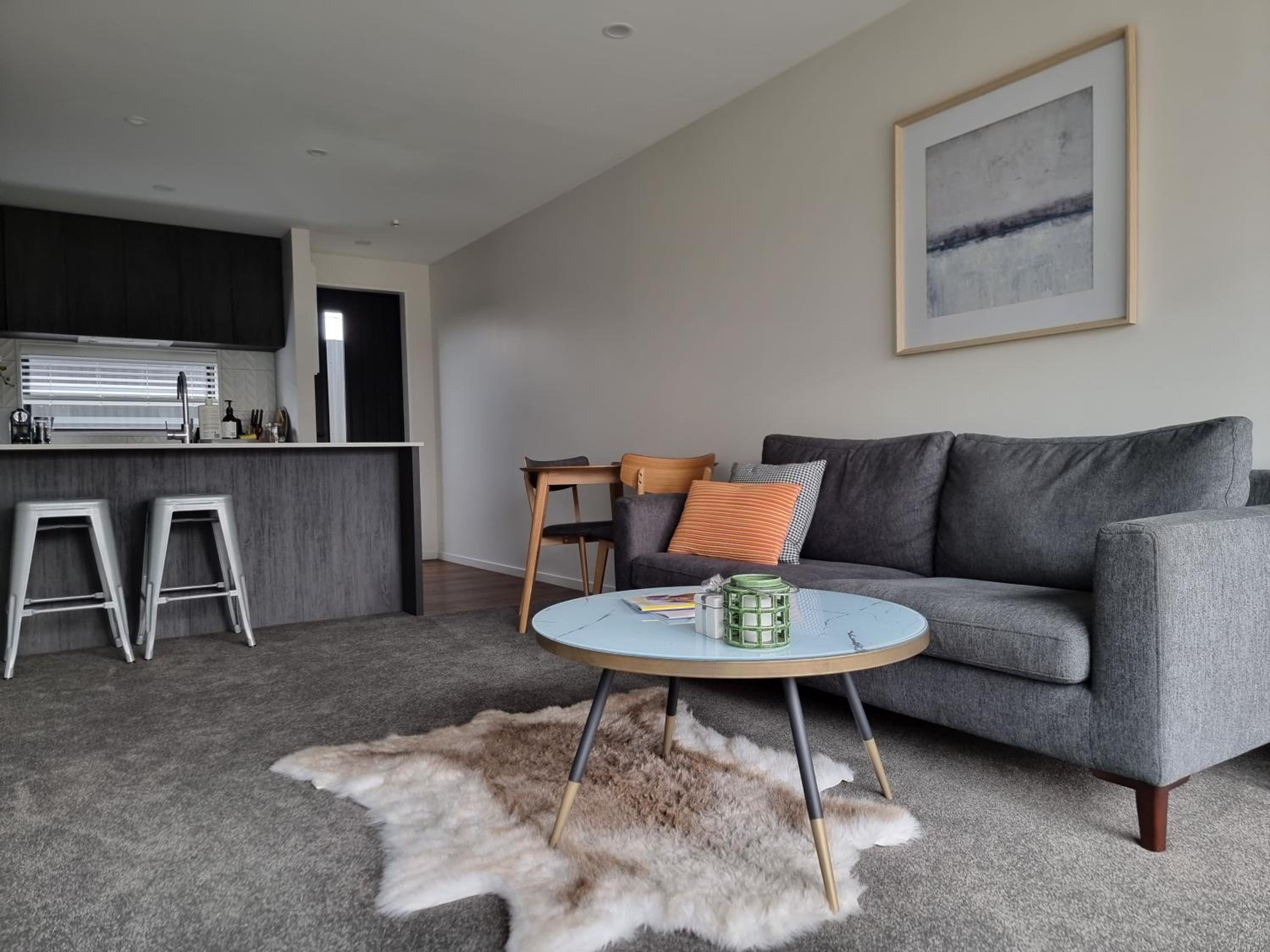 Addington townhouse with carpark 8mins walk to Hagley park south