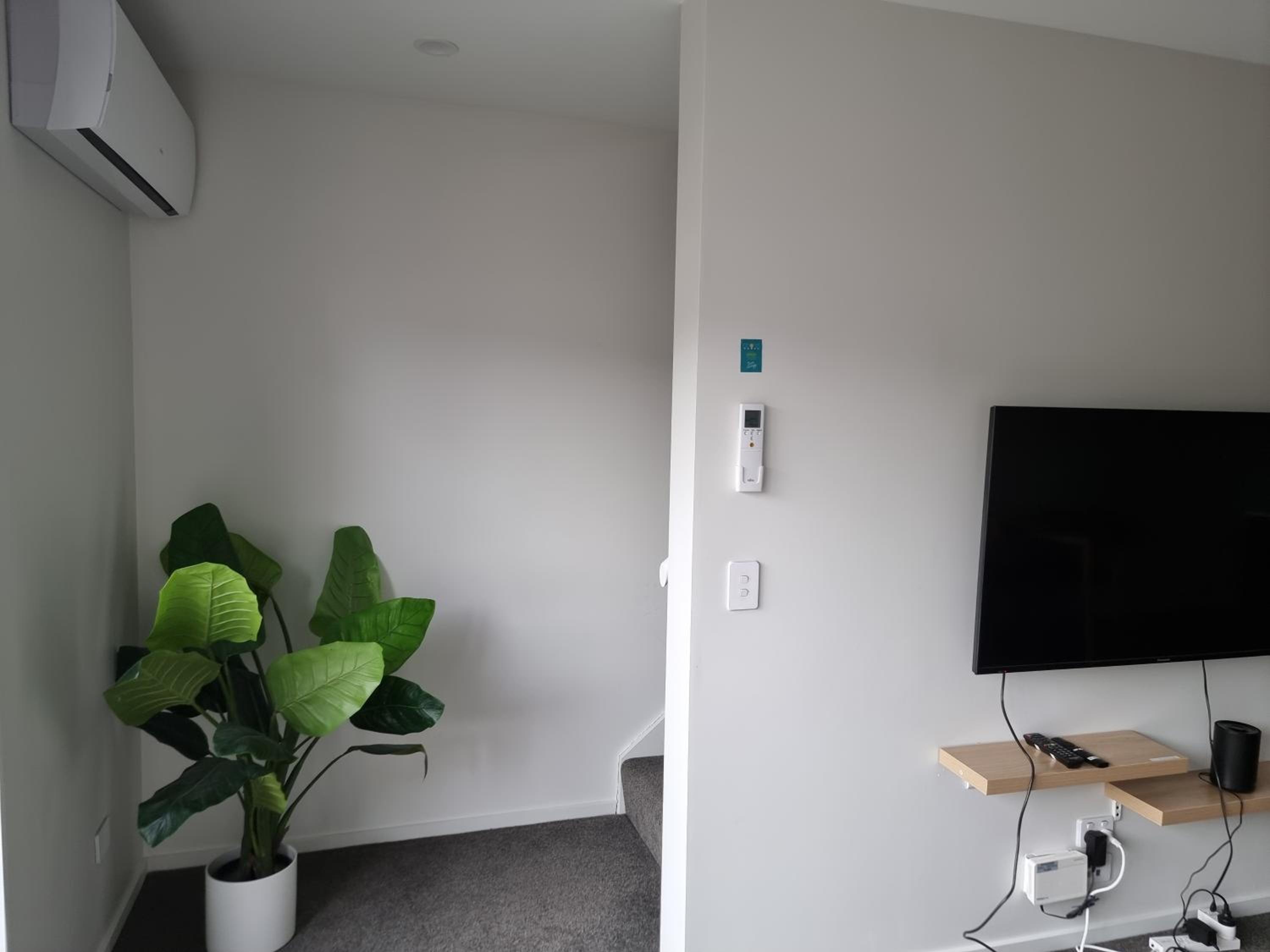 Addington townhouse with carpark 8mins walk to Hagley park south