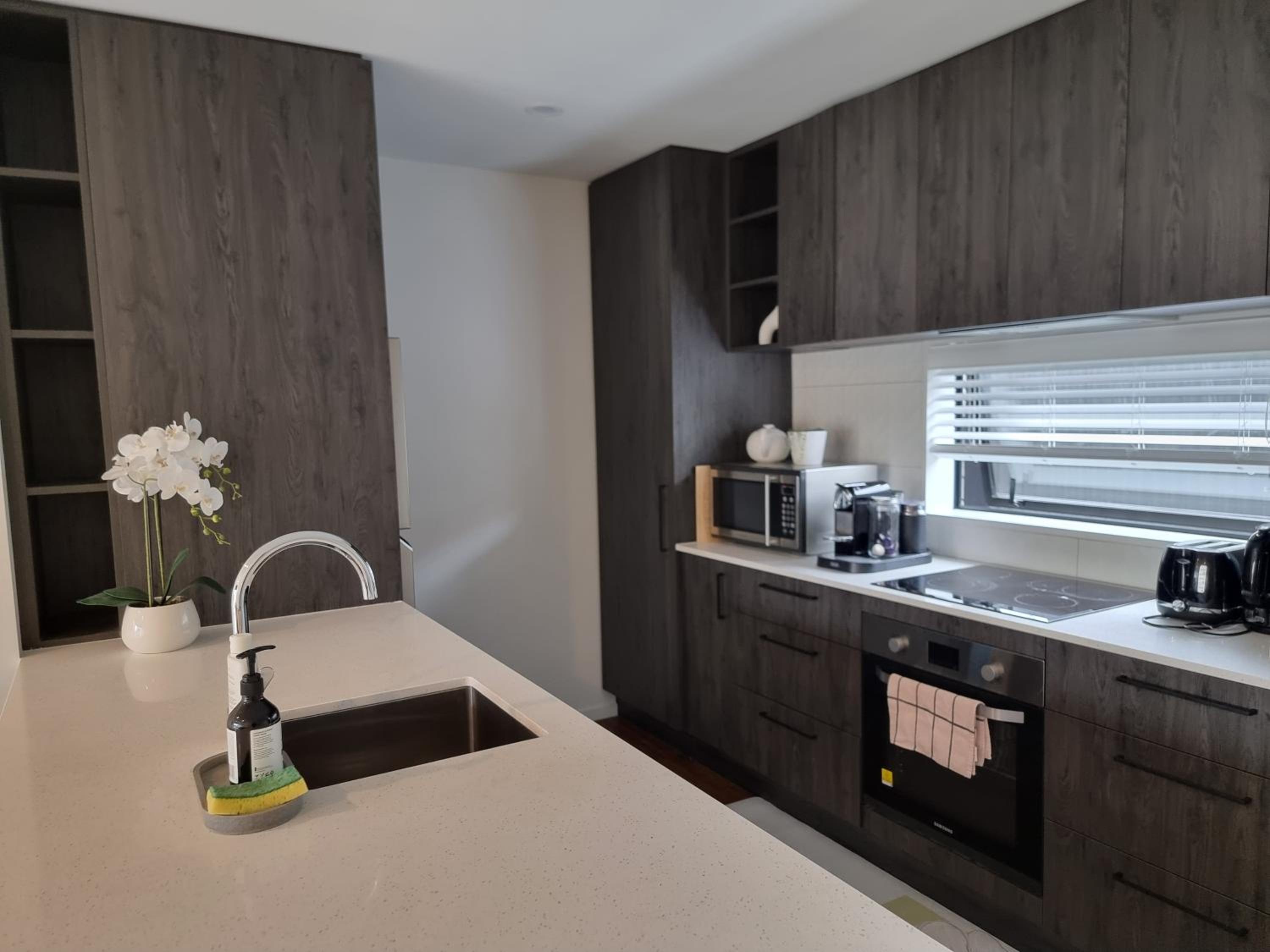 Addington townhouse with carpark 8mins walk to Hagley park south