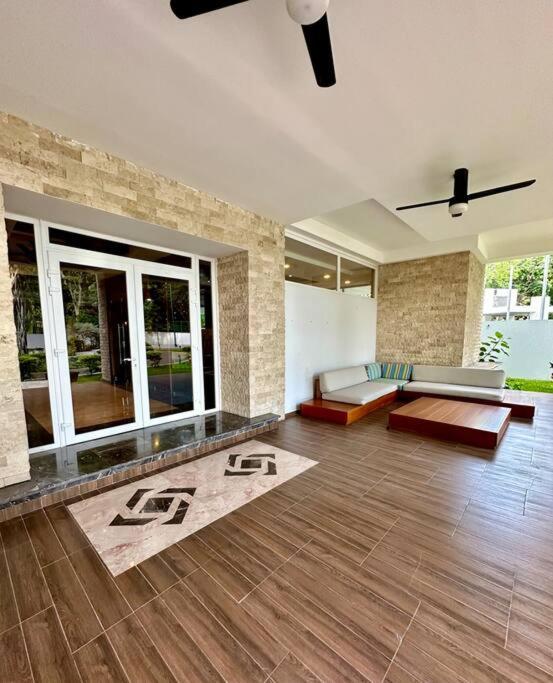 Merendon Heights Luxury Condo