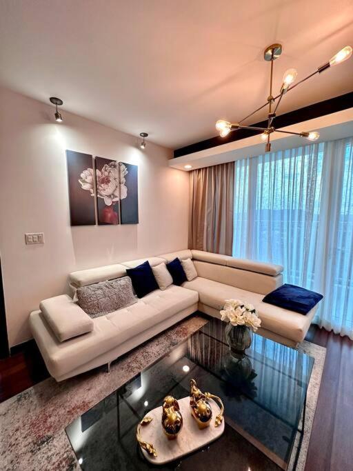Merendon Heights Luxury Condo