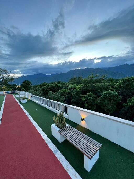 Merendon Heights Luxury Condo