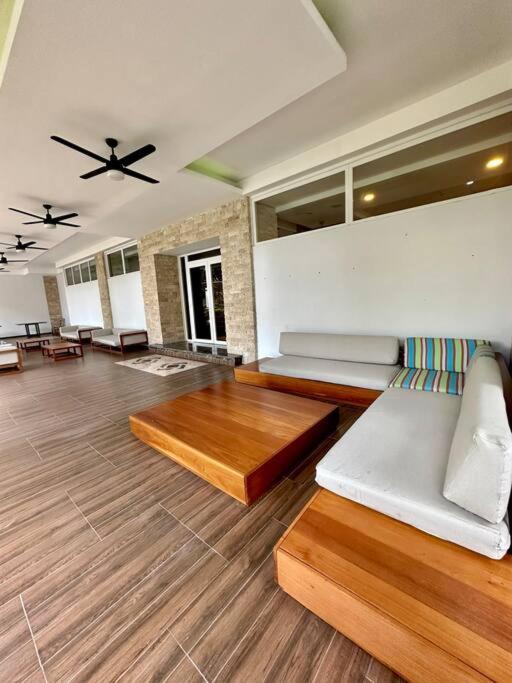 Merendon Heights Luxury Condo