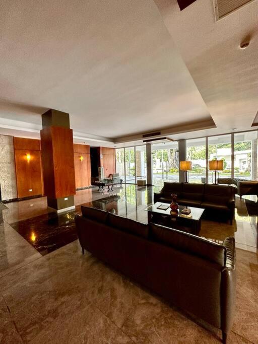 Merendon Heights Luxury Condo