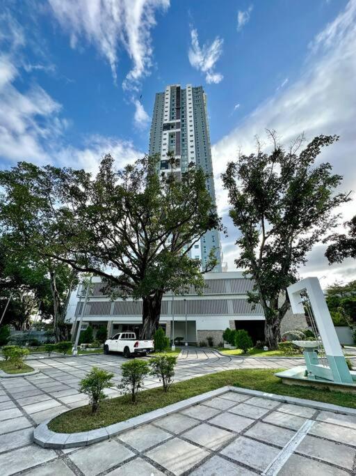 Merendon Heights Luxury Condo