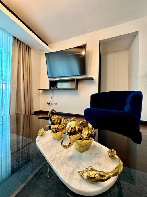 Merendon Heights Luxury Condo