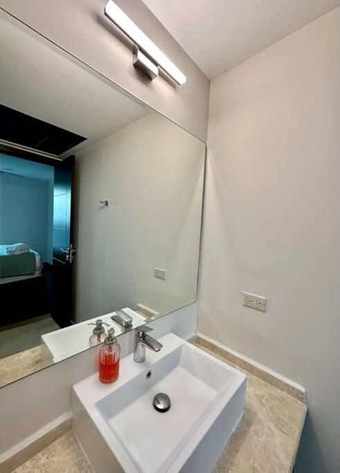 Merendon Heights Luxury Condo