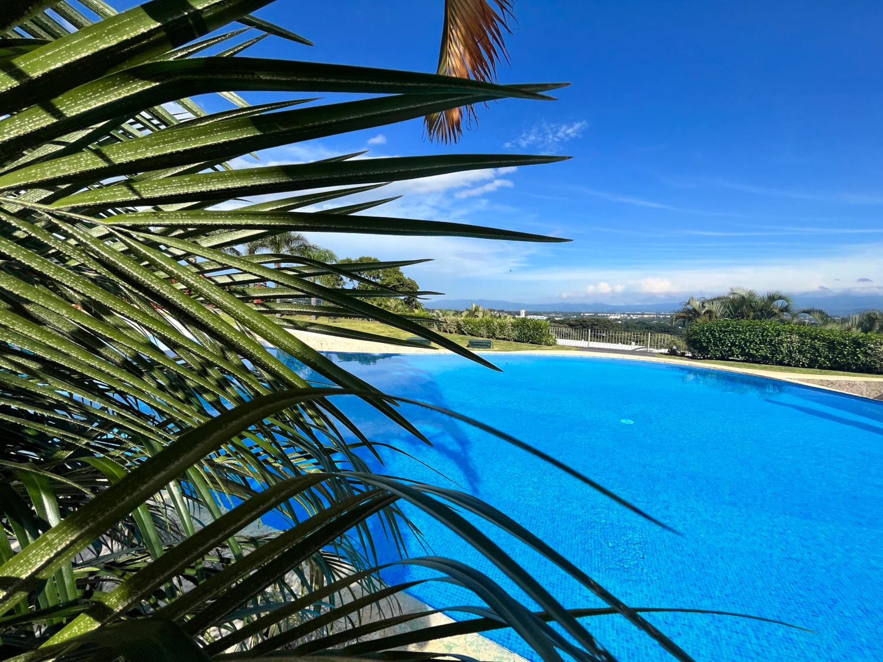 CR MARIPOSA RENTALS Comfortable penthouse, AC, pool, gym, tennis